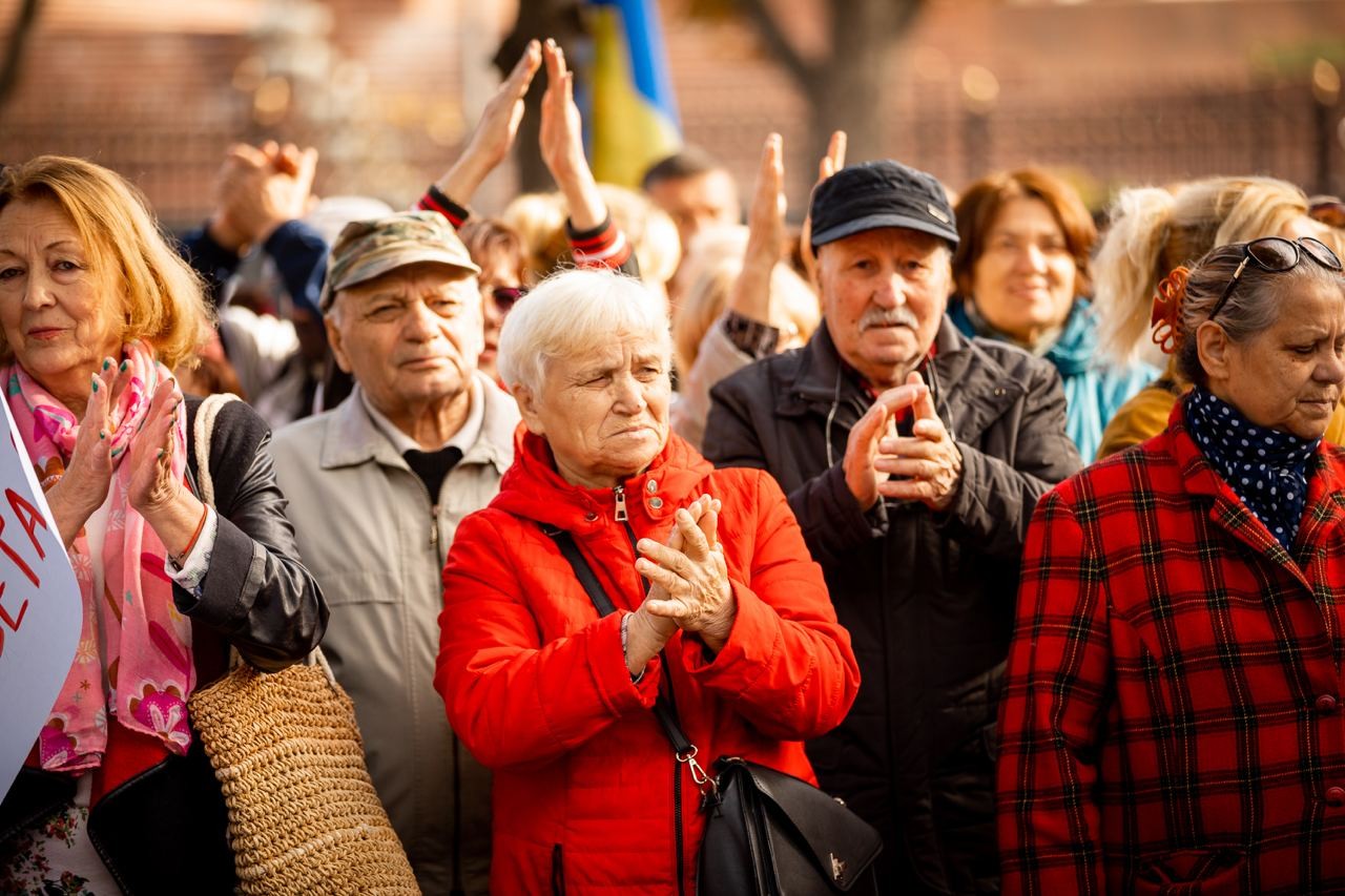 FOTO // Flashmob în fața Președinției: Facturile lor ne electrocutează