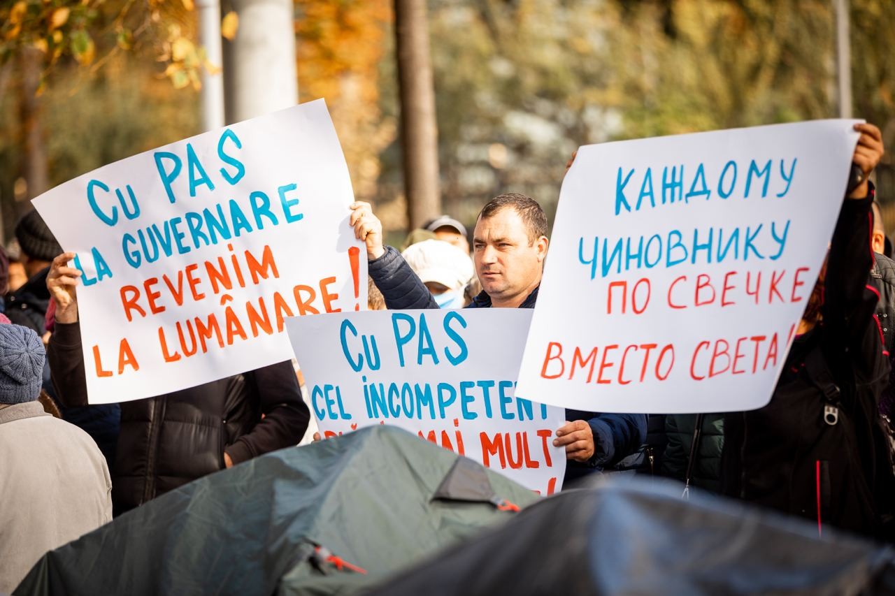 FOTO // Flashmob în fața Președinției: Facturile lor ne electrocutează