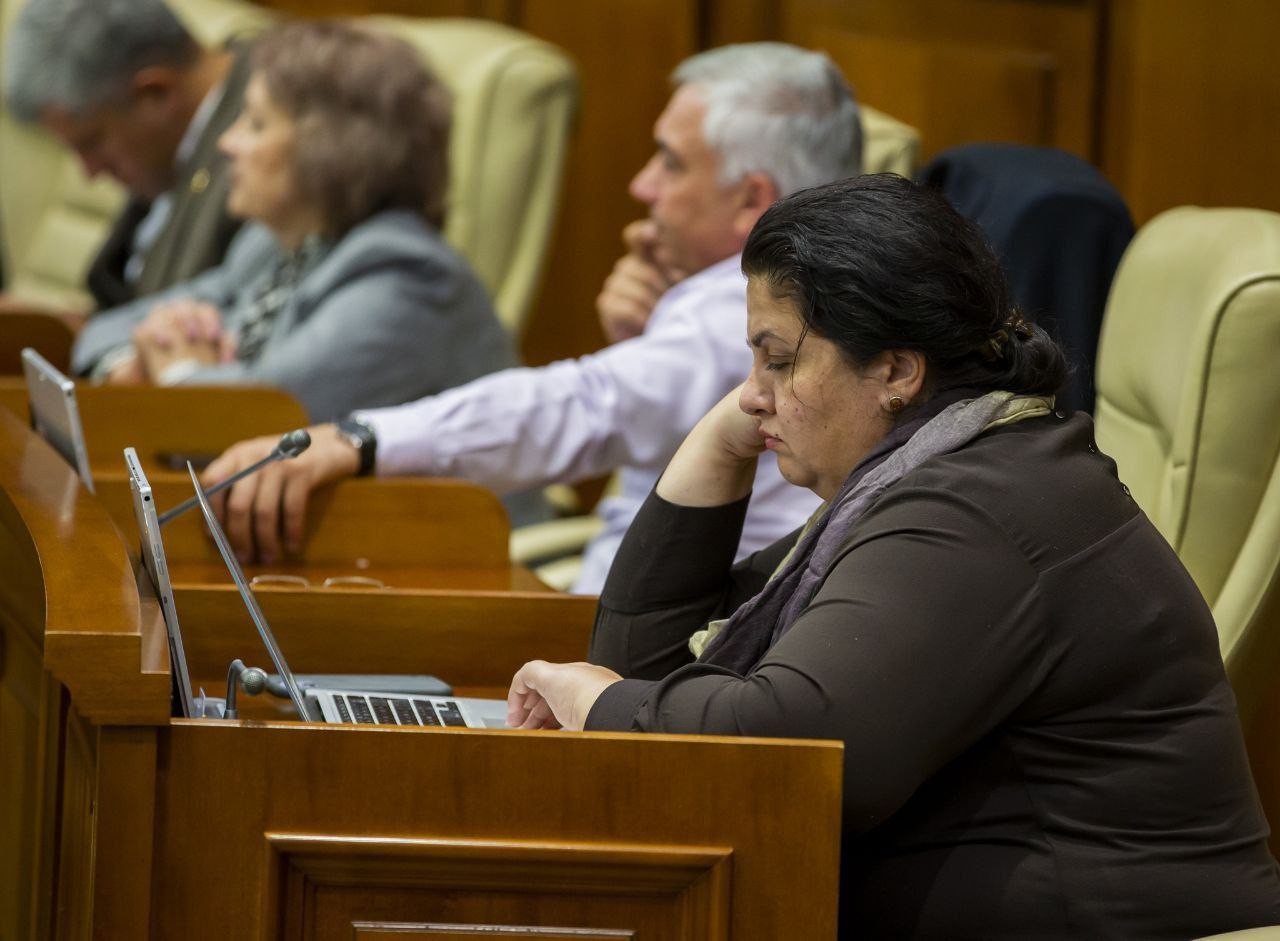 FOTO // La nici 3 săptămâni de lucru, pleacă din nou în vacanță? Ce face o deputată PAS, în timpul ședinței Parlamentului