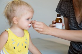 Alertă globală: Peste 60 de copii au murit după ce au băut siropuri împotriva tusei și răcelii