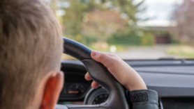 Un bunic băut și-a pus nepotul de 12 ani să conducă mașina pentru a evita amenda