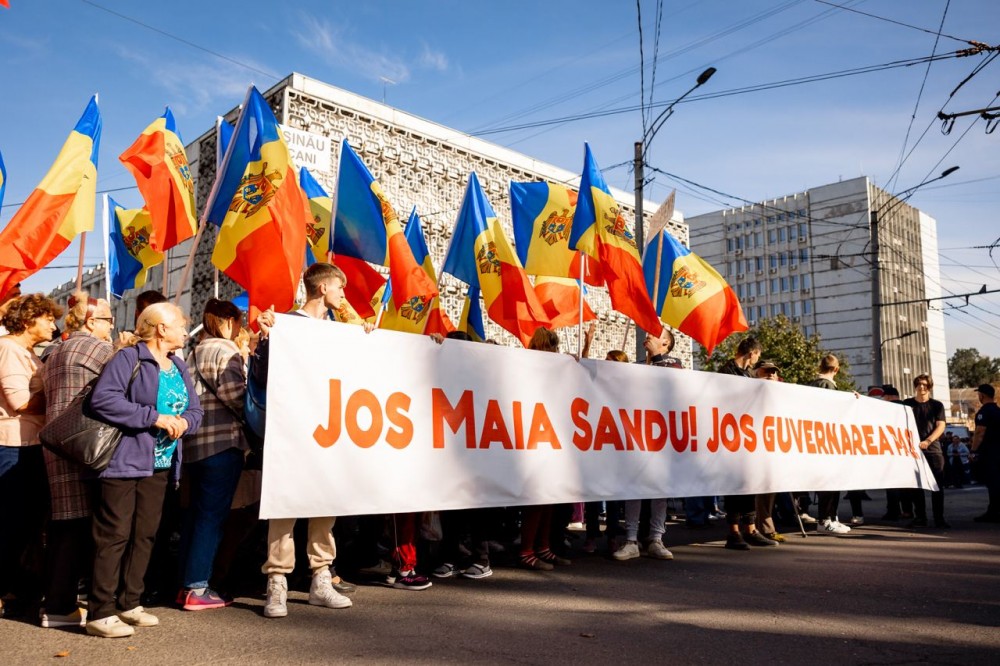 FOTO // A patra duminică de manifestații antiguvernamentale. Numărul protestatrilor crește în fiecare săptămână
