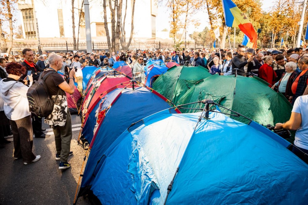 Orășelul Schimbării // Încă 100 de corturi instalate. Circulația pe Bulevardul Ștefan cel Mare blocată