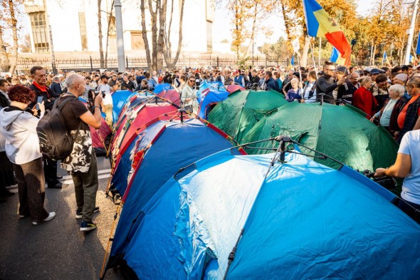 Orășelul Schimbării // Încă 100 de corturi instalate. Circulația pe Bulevardul Ștefan cel Mare blocată