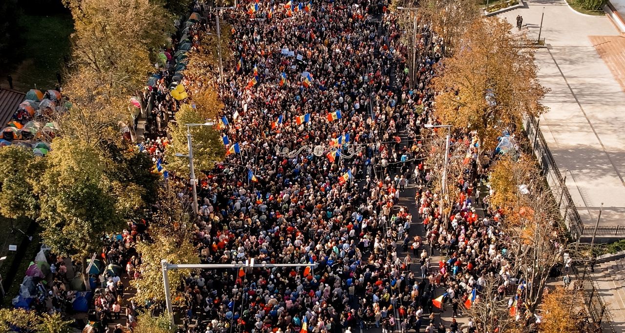 FOTO // A patra duminică de manifestații antiguvernamentale. Numărul protestatrilor crește în fiecare săptămână