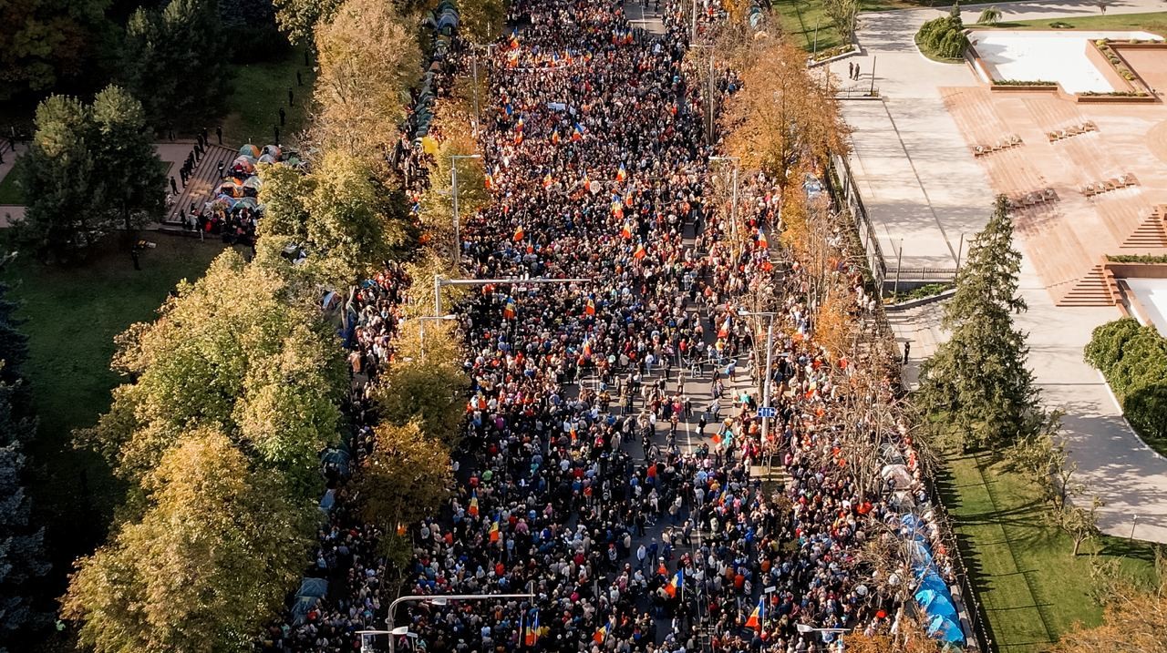 FOTO // A patra duminică de manifestații antiguvernamentale. Numărul protestatrilor crește în fiecare săptămână