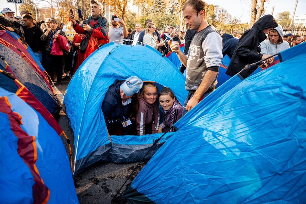 Orășelul Schimbării // Încă 100 de corturi instalate. Circulația pe Bulevardul Ștefan cel Mare blocată