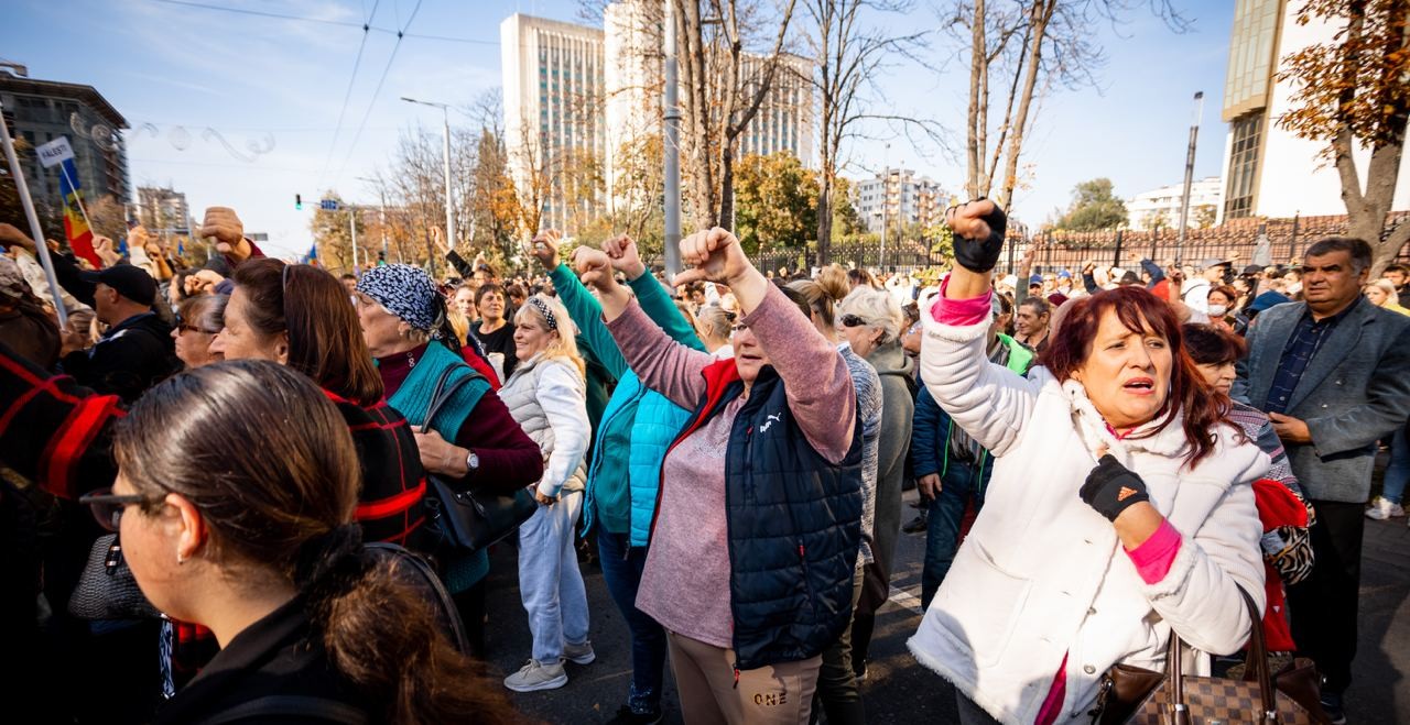 FOTO // A patra duminică de manifestații antiguvernamentale. Numărul protestatrilor crește în fiecare săptămână