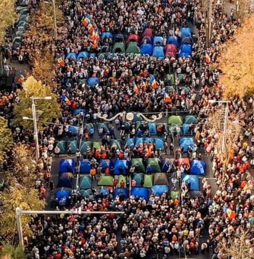 Orășelul Schimbării // Încă 100 de corturi instalate. Circulația pe Bulevardul Ștefan cel Mare blocată
