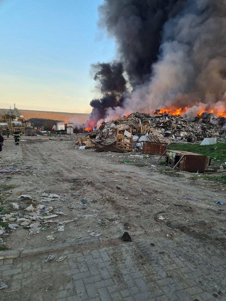 FOTO // Incendiul care a băgat în sperieți chișinăuienii: Gunoiștea aparține unui agent economic privat