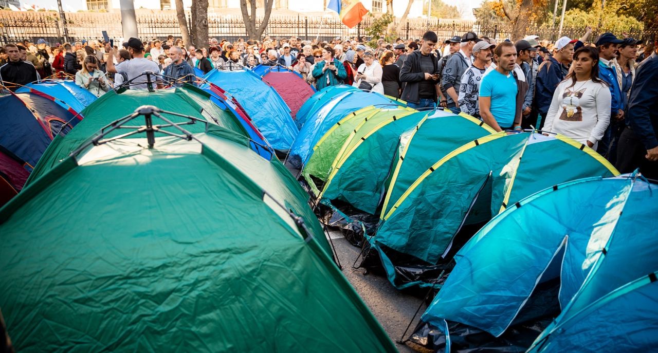 Orășelul Schimbării // Încă 100 de corturi instalate. Circulația pe Bulevardul Ștefan cel Mare blocată