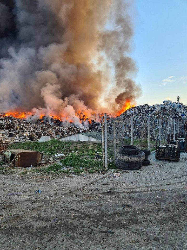 FOTO // Incendiul care a băgat în sperieți chișinăuienii: Gunoiștea aparține unui agent economic privat