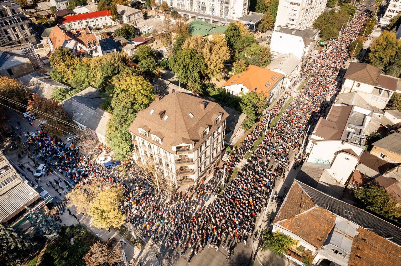 FOTO // A patra duminică de manifestații antiguvernamentale. Numărul protestatrilor crește în fiecare săptămână
