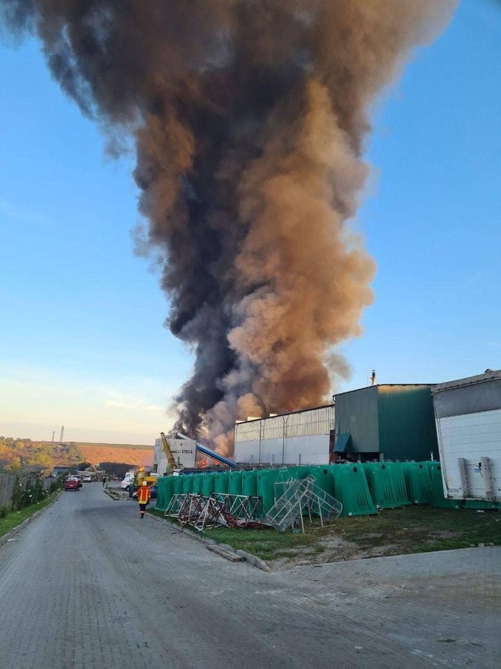FOTO // Incendiul care a băgat în sperieți chișinăuienii: Gunoiștea aparține unui agent economic privat