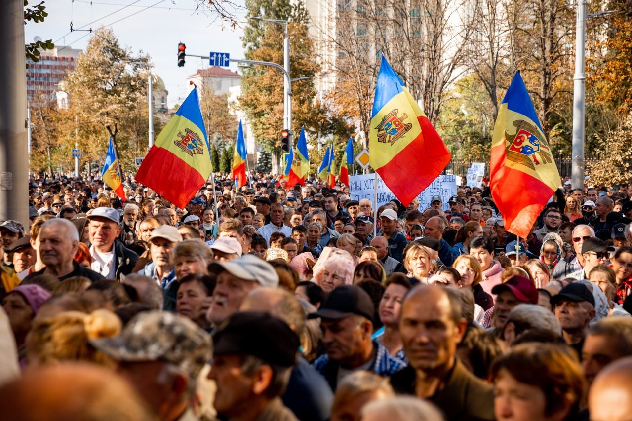 FOTO // A patra duminică de manifestații antiguvernamentale. Numărul protestatrilor crește în fiecare săptămână