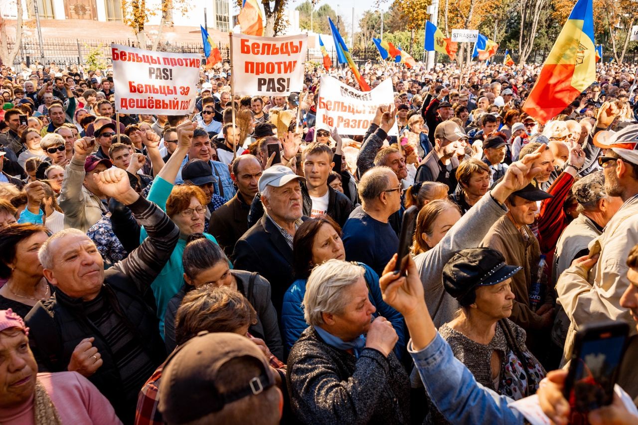 FOTO // A patra duminică de manifestații antiguvernamentale. Numărul protestatrilor crește în fiecare săptămână