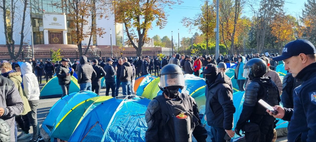 Partidul ȘOR: Noul simbol al PAS este, de astăzi, bâta și cagula