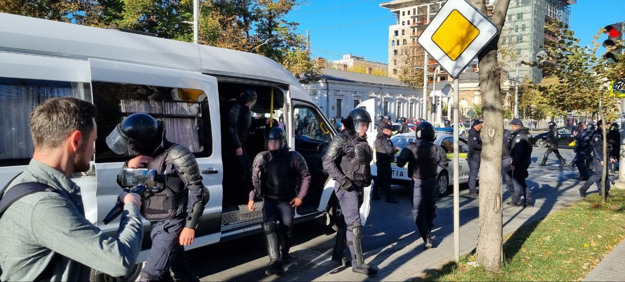 FOTO // Protestatarii pașnici, luați pe sus de mascații Maiei Sandu