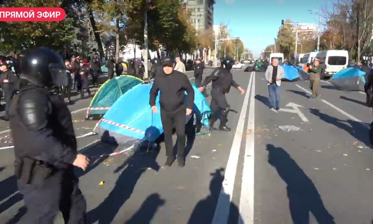 FOTO // Protestatarii pașnici, luați pe sus de mascații Maiei Sandu