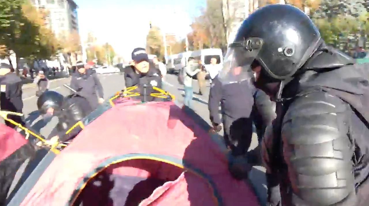 FOTO // Protestatarii pașnici, luați pe sus de mascații Maiei Sandu