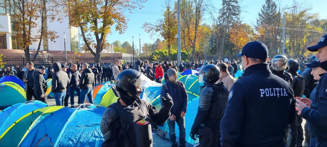 FOTO // Protestatarii pașnici, luați pe sus de mascații Maiei Sandu