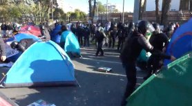 FOTO // Protestatarii pașnici, luați pe sus de mascații Maiei Sandu
