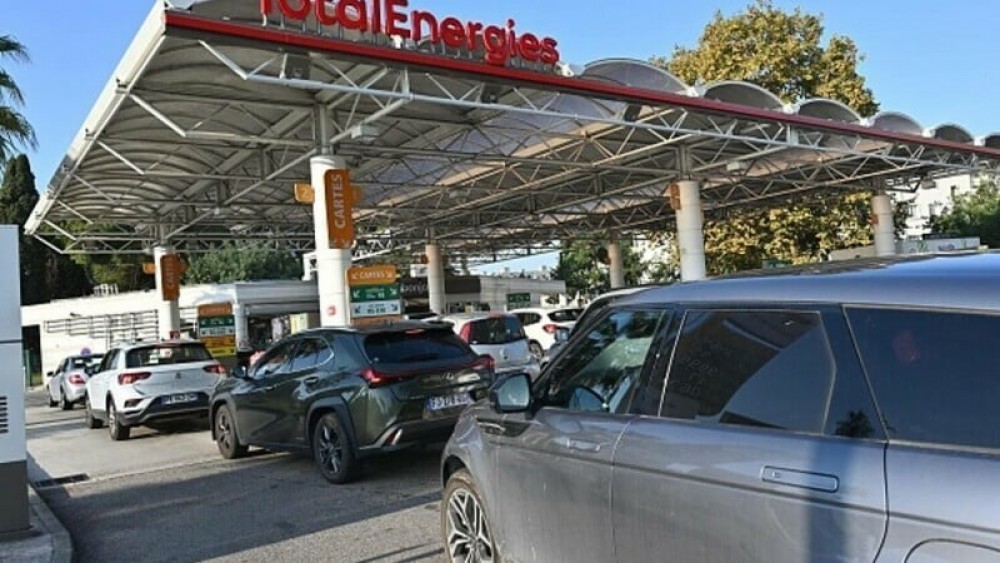 Criză în Franța: O treime din benzinării au rămas fără combustibil