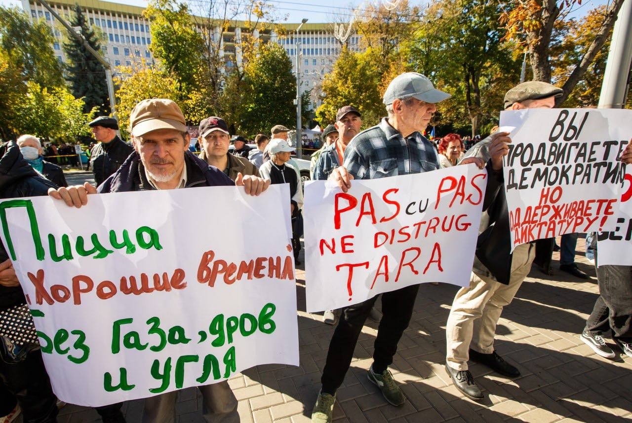 Un nou flashmob la Președinției: Ei s-au îngrădit cu garduri de fier, iar poporul îndură foame