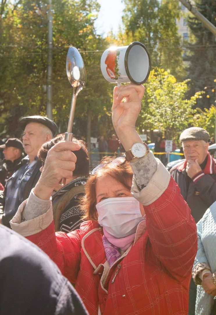 Un nou flashmob la Președinției: Ei s-au îngrădit cu garduri de fier, iar poporul îndură foame