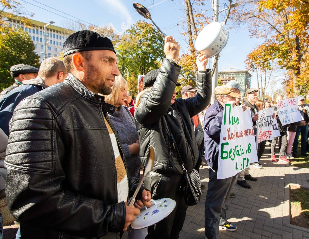 Un nou flashmob la Președinției: Ei s-au îngrădit cu garduri de fier, iar poporul îndură foame