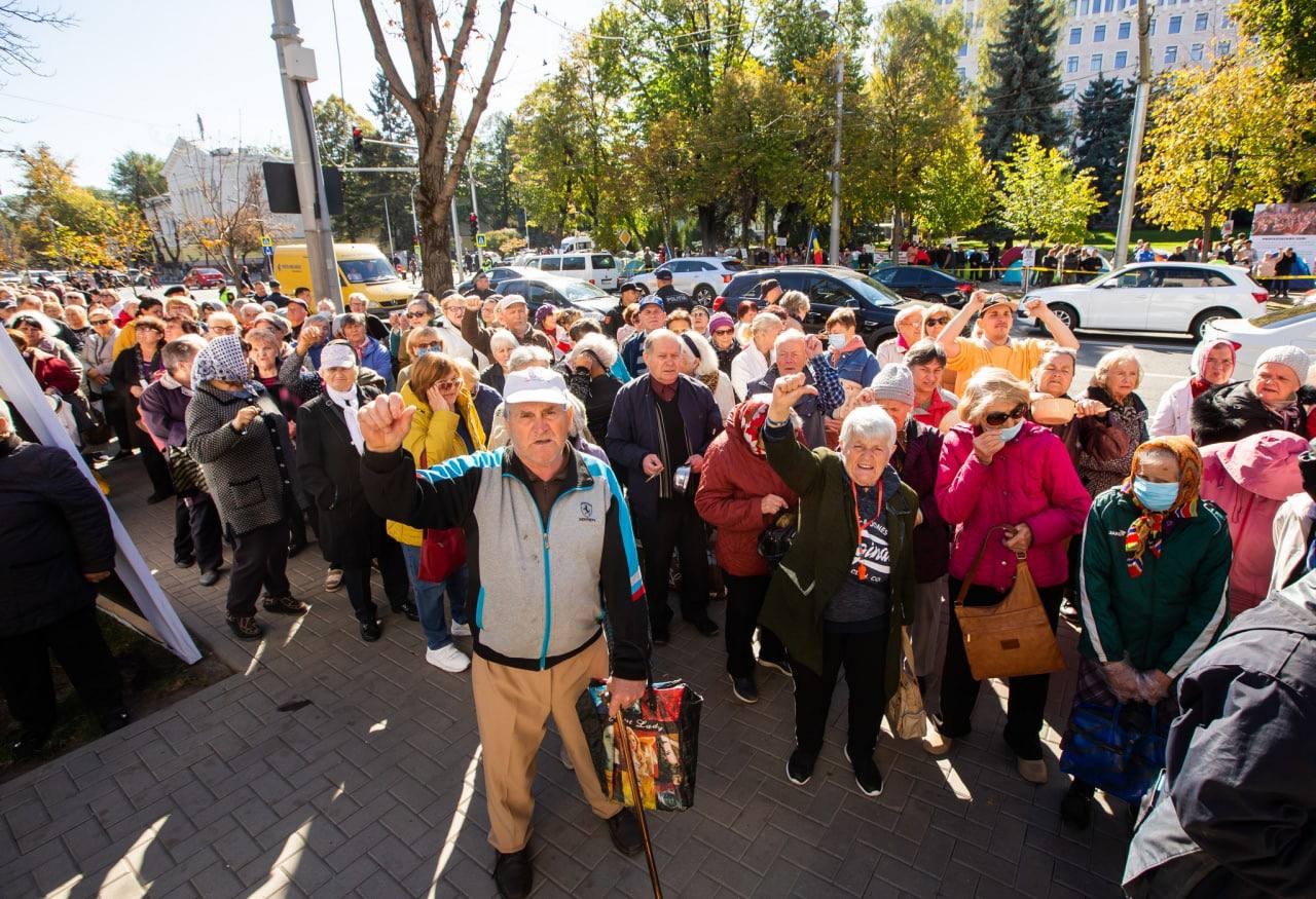 Un nou flashmob la Președinției: Ei s-au îngrădit cu garduri de fier, iar poporul îndură foame