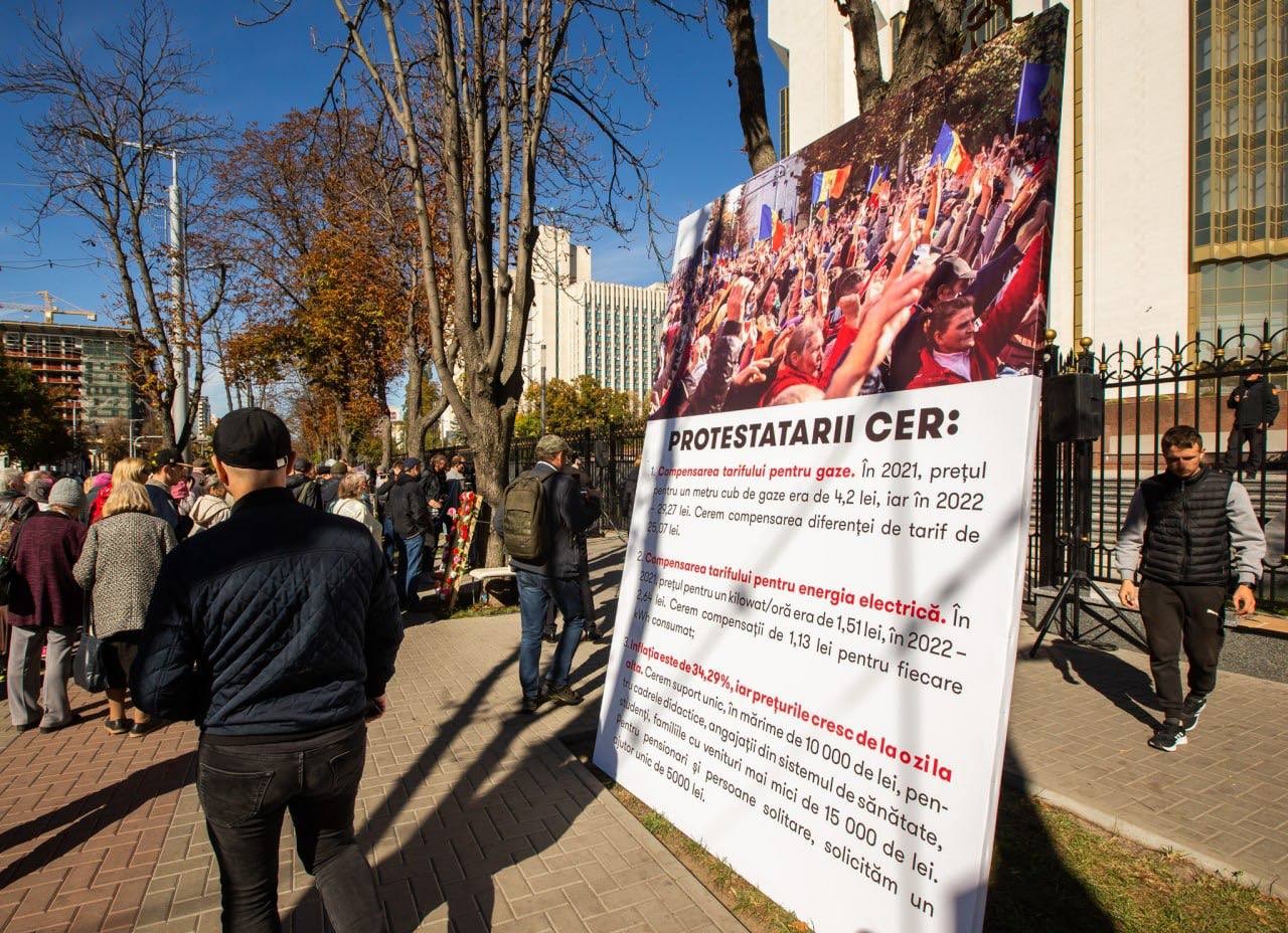 Un nou flashmob la Președinției: Ei s-au îngrădit cu garduri de fier, iar poporul îndură foame