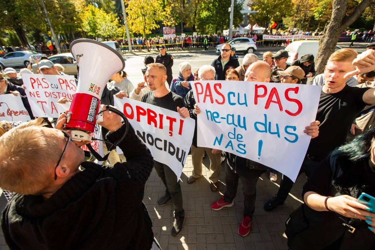 Un nou flashmob la Președinției: Ei s-au îngrădit cu garduri de fier, iar poporul îndură foame