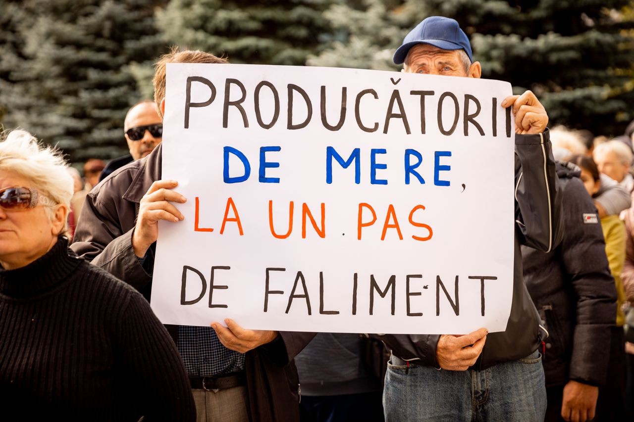FOTO // Fermierilor le-a ajuns cuțitul la os! Tone de mere, descărcate în fața Ministerului Agriculturii