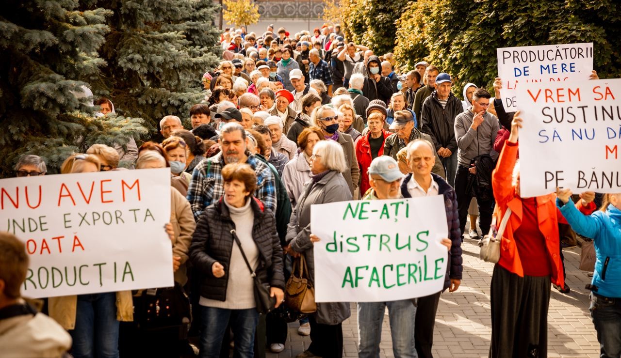 FOTO // Fermierilor le-a ajuns cuțitul la os! Tone de mere, descărcate în fața Ministerului Agriculturii