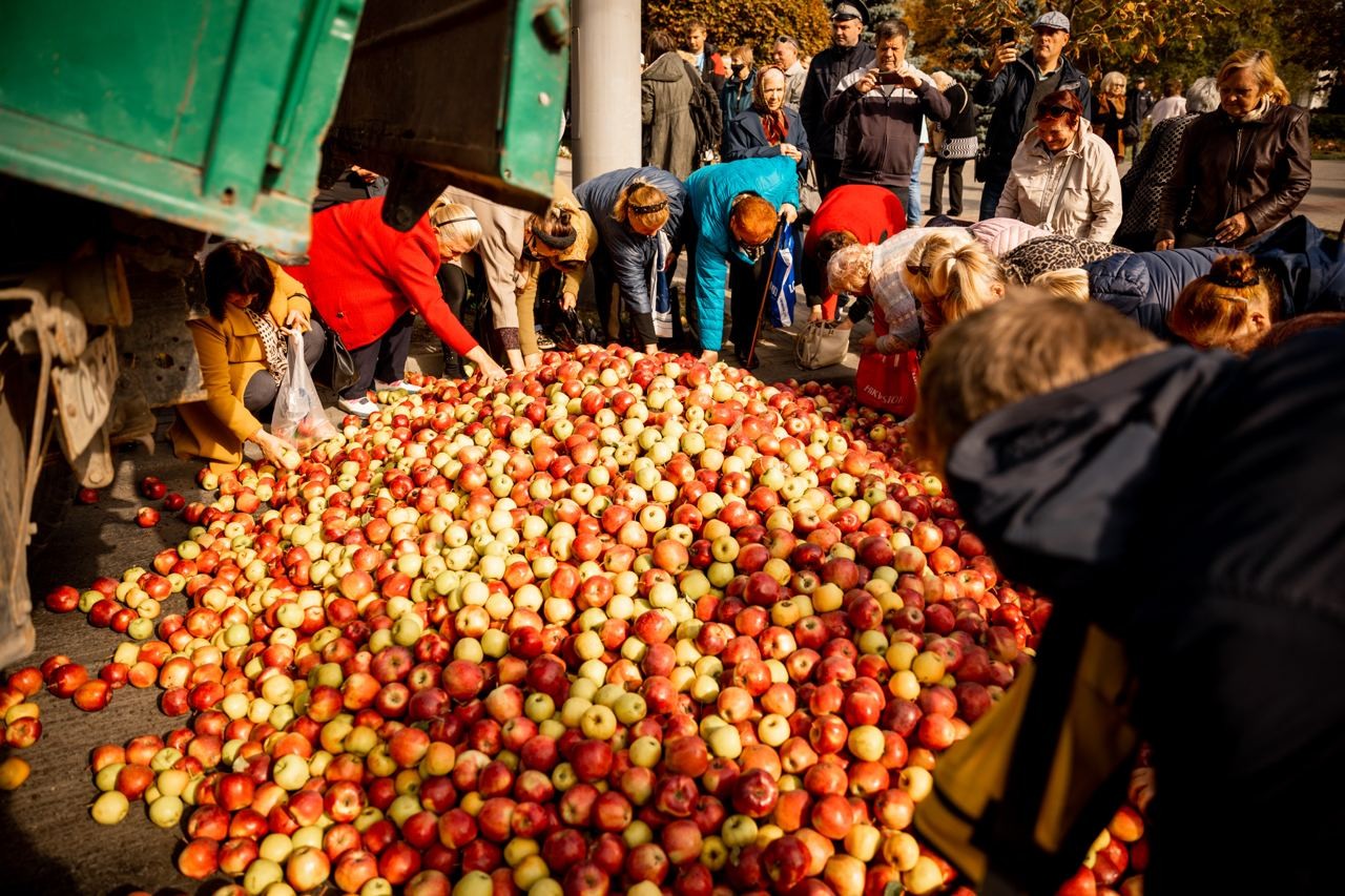 FOTO // Fermierilor le-a ajuns cuțitul la os! Tone de mere, descărcate în fața Ministerului Agriculturii