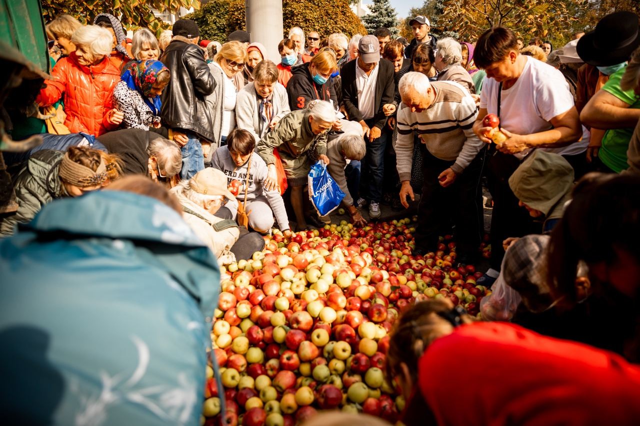 FOTO // Fermierilor le-a ajuns cuțitul la os! Tone de mere, descărcate în fața Ministerului Agriculturii