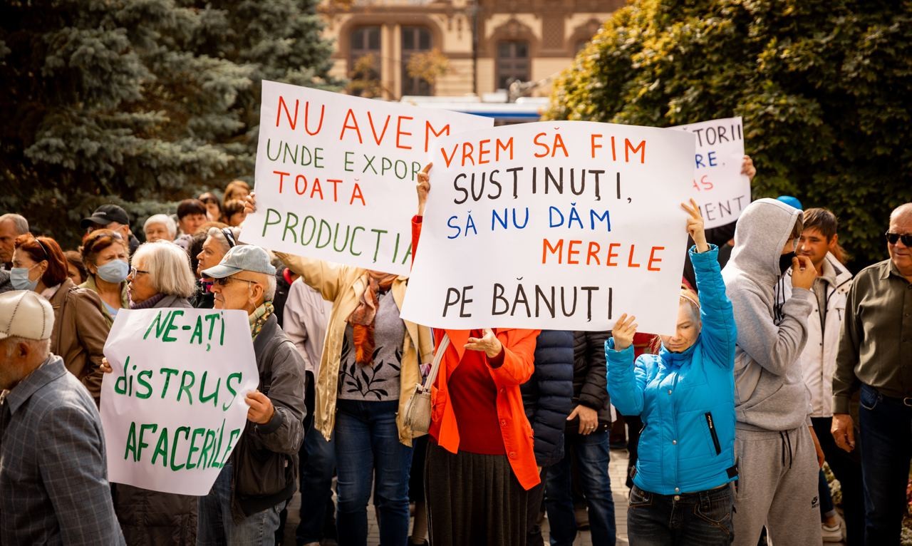 FOTO // Fermierilor le-a ajuns cuțitul la os! Tone de mere, descărcate în fața Ministerului Agriculturii