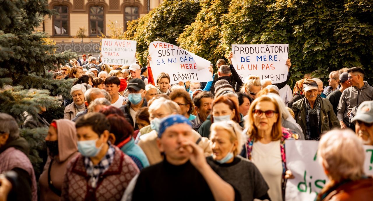 FOTO // Fermierilor le-a ajuns cuțitul la os! Tone de mere, descărcate în fața Ministerului Agriculturii