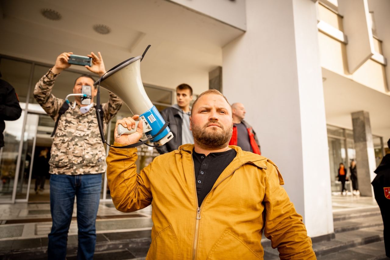 FOTO // Fermierilor le-a ajuns cuțitul la os! Tone de mere, descărcate în fața Ministerului Agriculturii