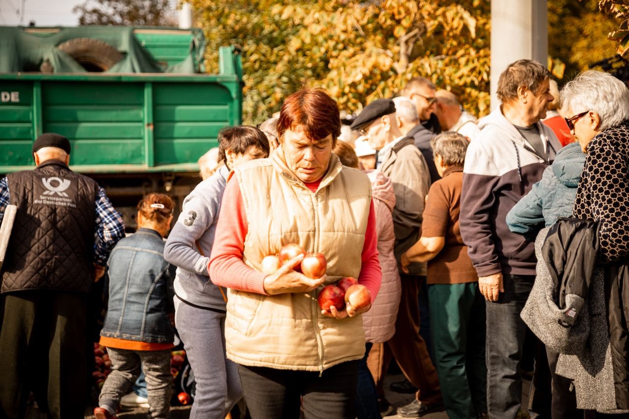 FOTO // Fermierilor le-a ajuns cuțitul la os! Tone de mere, descărcate în fața Ministerului Agriculturii