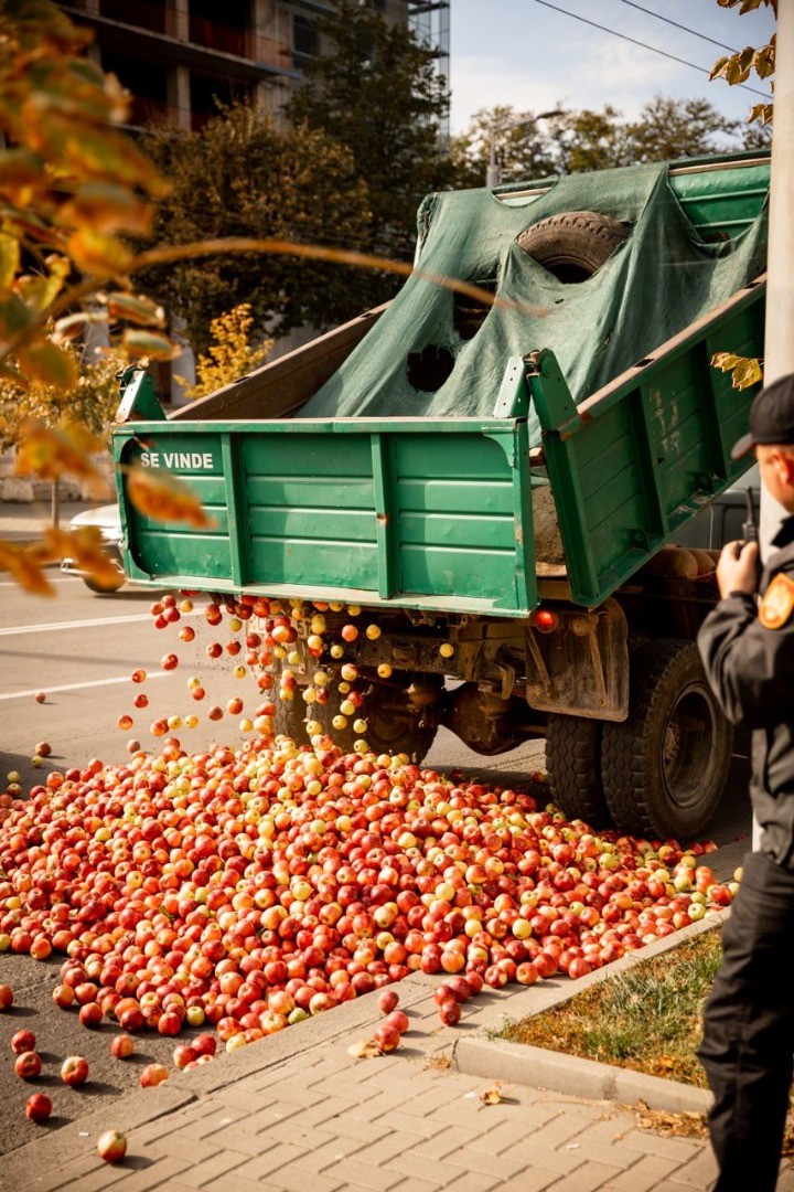 FOTO // Fermierilor le-a ajuns cuțitul la os! Tone de mere, descărcate în fața Ministerului Agriculturii