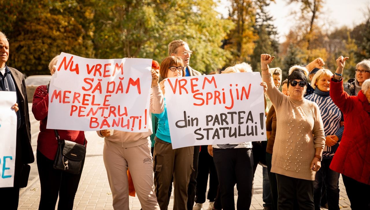 FOTO // Fermierilor le-a ajuns cuțitul la os! Tone de mere, descărcate în fața Ministerului Agriculturii
