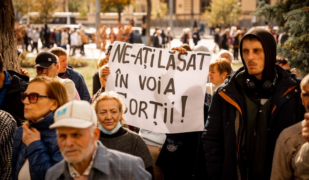 FOTO // Fermierilor le-a ajuns cuțitul la os! Tone de mere, descărcate în fața Ministerului Agriculturii