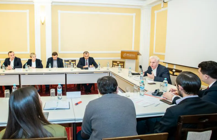 FOTO // Opt partide de opoziție s-au unit la aceeași masă. Ce planuri au
