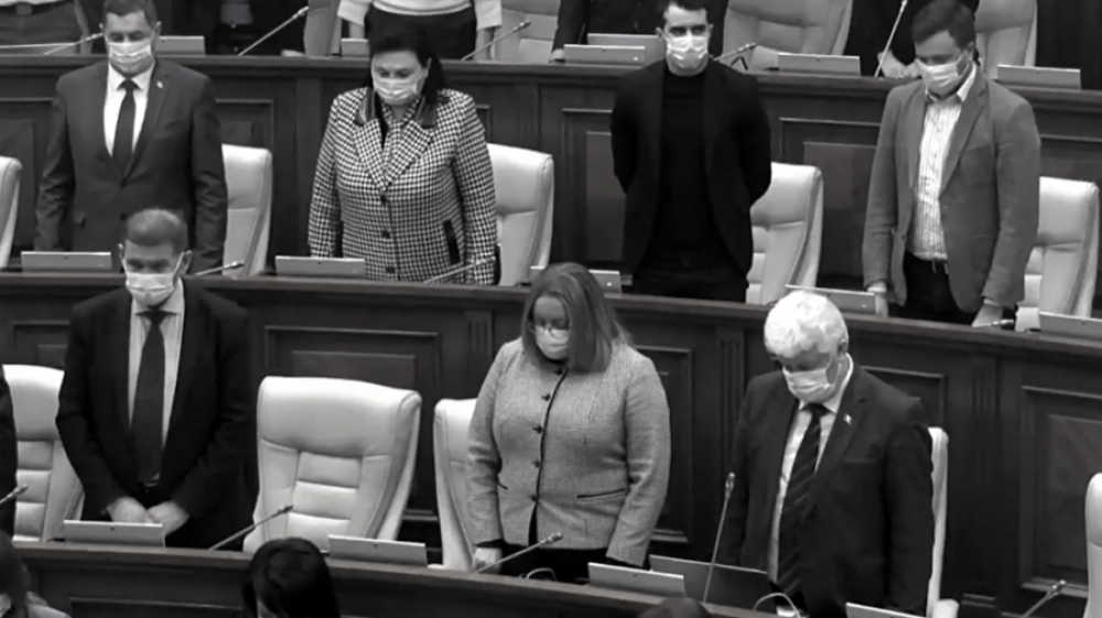 Deputații au ținut un moment de reculegere în memoria victimelor din Ucraina
