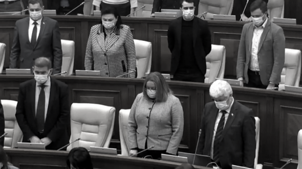 Deputații au ținut un moment de reculegere în memoria victimelor din Ucraina