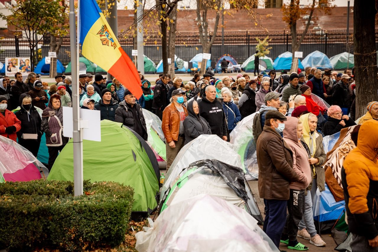 FLASHMOB: Sandu, Grosu și Gavrilița, încadrați în trupele cu destinație specială, care luptă împotriva protestatarilor