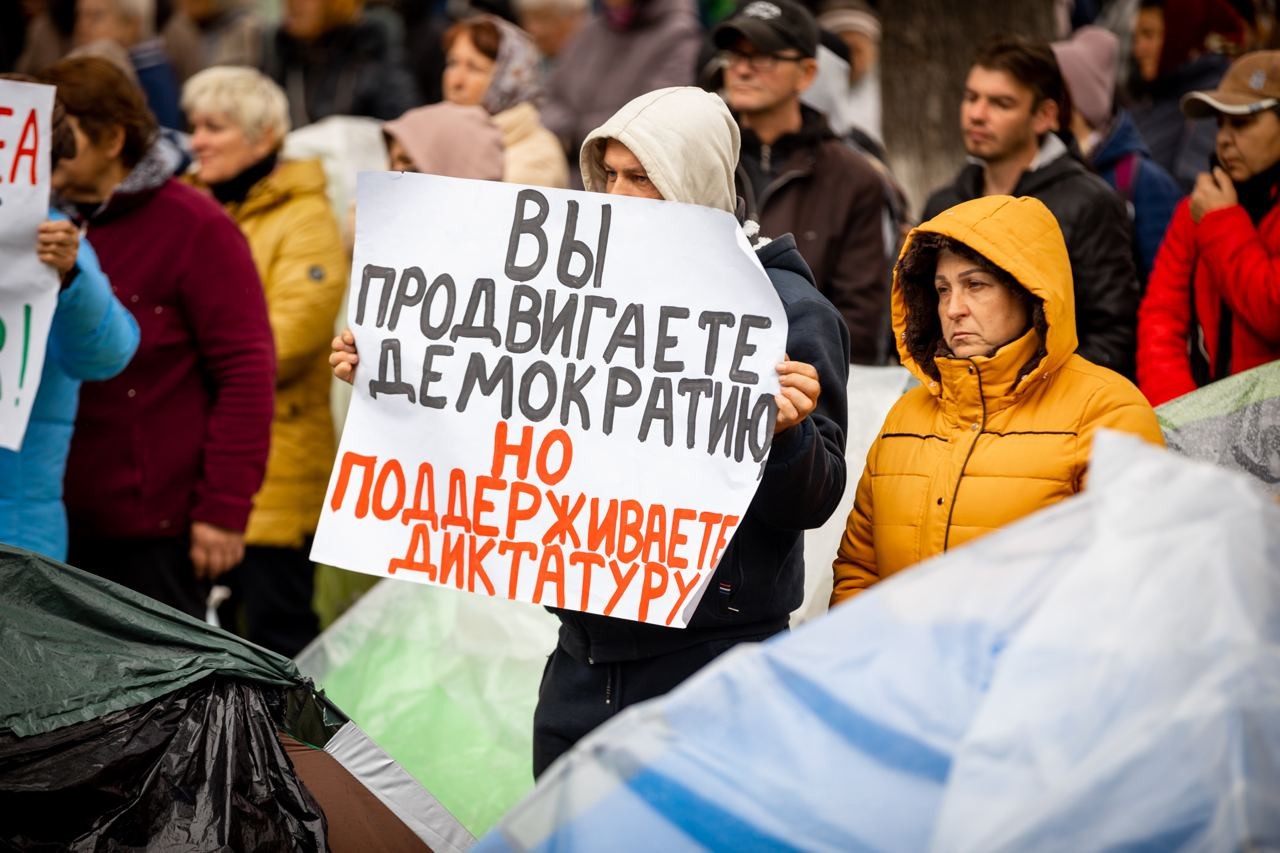 FLASHMOB: Sandu, Grosu și Gavrilița, încadrați în trupele cu destinație specială, care luptă împotriva protestatarilor