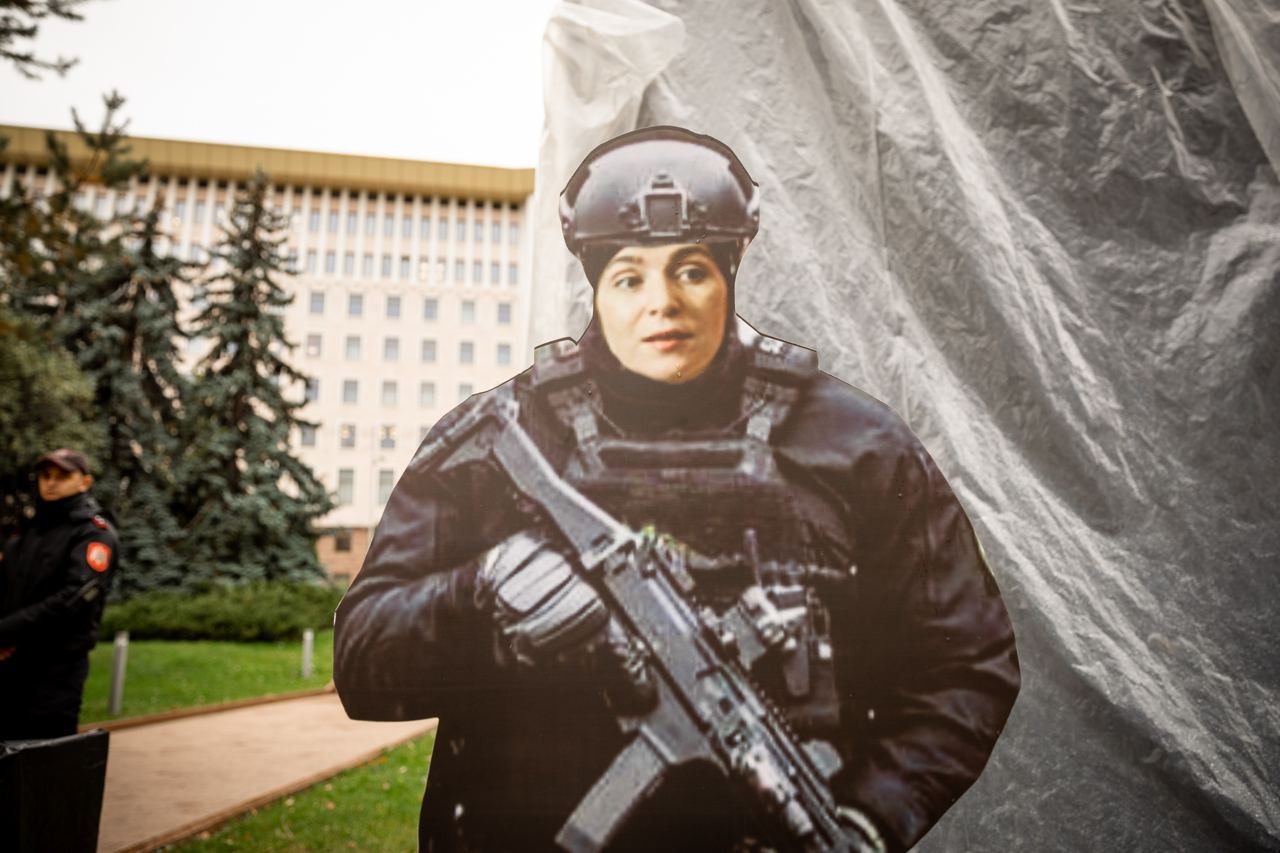 FLASHMOB: Sandu, Grosu și Gavrilița, încadrați în trupele cu destinație specială, care luptă împotriva protestatarilor